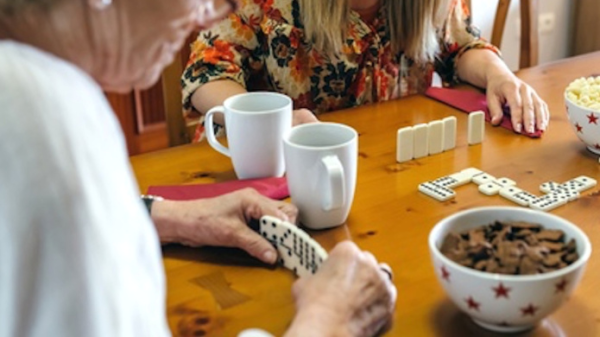 Former des personnes libres, pas seulement des individus